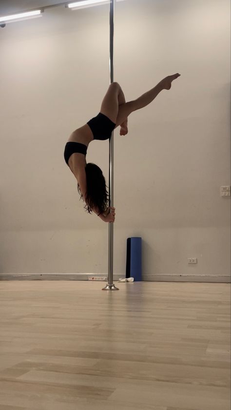 Aesthetic Pole Dance, Pole Photo Shoot, Pole Dance Aesthetic, Pole Dance Poses, Pole Aesthetic, Pole Shapes, Pole Poses Photo Shoots, Pole Poses, Dancing Pole