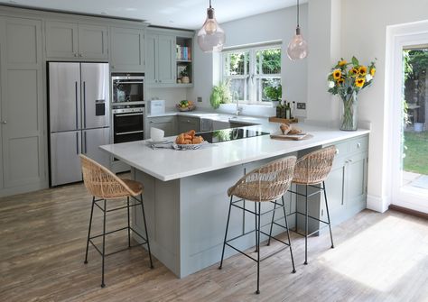 Peninsular Island Kitchen, Peninsula Island Kitchen, Kitchen Island Small Kitchens, Small Island Kitchen, Peninsula Kitchen Ideas, Small Kitchen Diner, Painted Shaker Kitchen, Small Open Plan Kitchens, Modern Shaker Kitchen