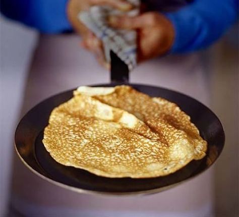 Pancake Recipe Fluffy, Easy Pancake Batter, Pancake Batter Recipe, Savoury Pancake Recipe, Pancake Ideas, Easy Pancake Recipe, Pancakes Protein, Basic Pancakes, Hot Chocolate Sauce