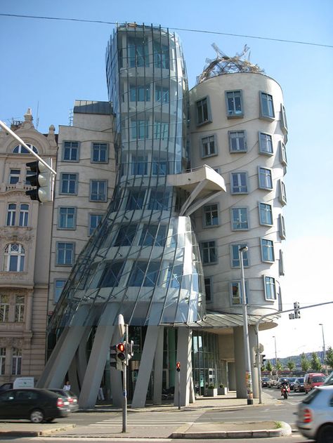 Dancing Building - Prague, Chezh Republic Weird Houses, Art Nouveau Arquitectura, Architecture Art Nouveau, Architecture Cool, Architecture Unique, Dancing House, Unusual Buildings, Unusual Homes, Art Nouveau Architecture