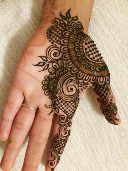 Easy Design Mehendi, Mehandi Easy Designs, Mehendi Easy Designs, Mehndi Designs Finger, Henna Hand Designs, Henne Tattoo, Inai Pengantin, Simple Arabic Mehndi, Front Mehndi Design