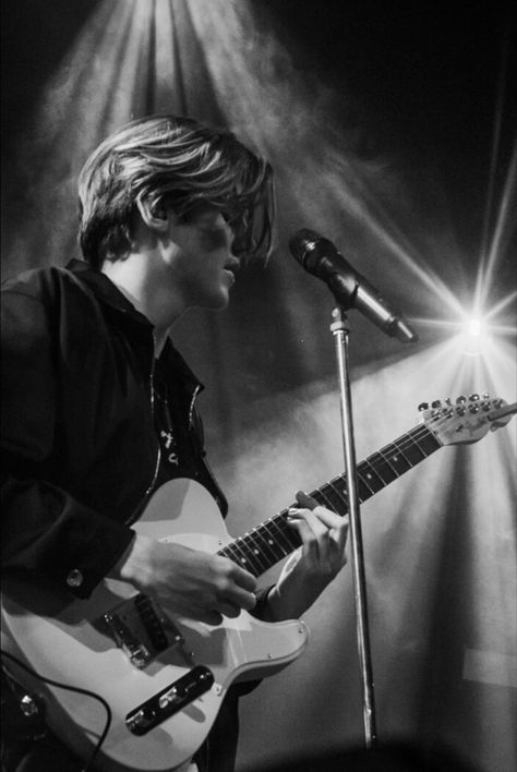 Black And White Singer Aesthetic, Guy Singer Aesthetic, Singer Aesthetic Boy, Male Singer Aesthetic, Singer Aesthetic, Blonde Hair Boy, Taylor Hanson, Clubbing Aesthetic, Brooklyn Baby