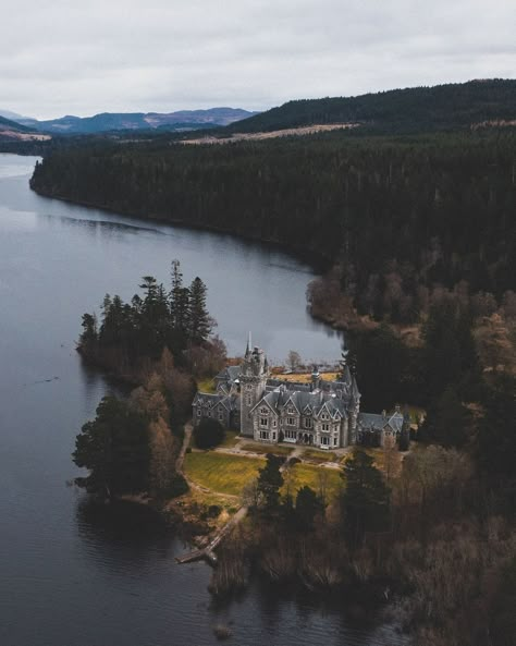 Ardverikie House in the Scottish Highlands with it’s beautiful picturesque setting by Loch Laggan is most famous for playing the part of… | Instagram Scottish Highlands House, Scottish Manor House Interior, Scottish Highlands Cottage, Scottish Country House, Ardverikie House, Manor House Interior, Monarch Of The Glen, Robert The Bruce, Scottish Cottages