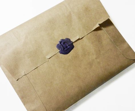 The Art of Snail Mail | The Postman's Knock ...using crayons as sealing wax with rubber stamps as the seal Diy Stationery Set, Homemade Envelopes, Diy Stationary, Letter Diy, Washi Tape Cards, Monogrammed Stationery, Calligraphy Cards, Diy Wax, Write A Letter