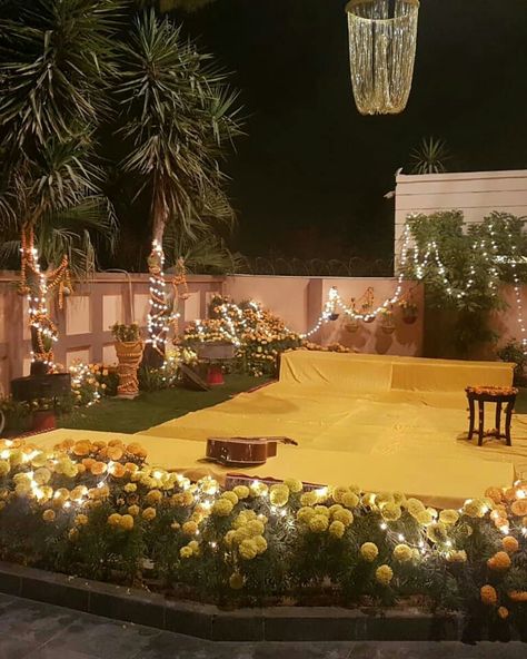 Mayoun Setup At Home, Outdoor Dholki Decor, Desi Mehndi Decor, Dholki Ideas At Home In Pakistan, Qawwali Night Decor, Pakistani Dholki Decor Home, Outdoor Mehndi Decor, Dholki Setup, Dholki Aesthetic