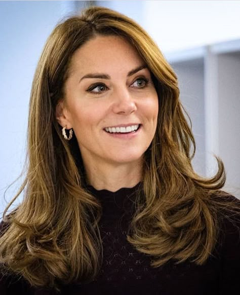 Kate Middleton Layered Hair, Princess Kate Hairstyles, Faith Hill Hairstyles, Pippa Middleton Bridesmaid Dress, Kate Middleton New Hair, Kate Middleton Hair, Layered Haircuts With Bangs, Classic Haircut, Classy Hairstyles