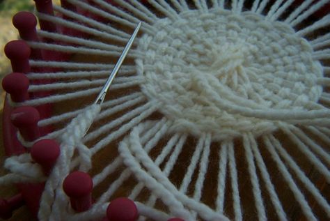 How to weave using a round loom Appliques Au Crochet, Tricotin Long, Round Loom Knitting, Circle Loom, Loom Knitting Tutorial, Loom Knitting Stitches, Circular Weaving, Loom Crochet, Round Loom