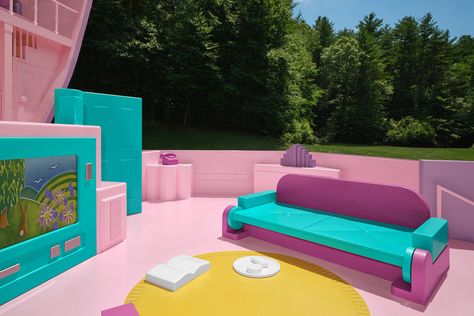 airbnb welcomes life-sized polly's pocket compact home in massachusetts Polly Pocket Aesthetic, Pocket Aesthetic, Friends Sleepover, September Images, Traditional Japanese Home, Pastel Danish, Poly Pocket, Compact Home, Retro Fridge