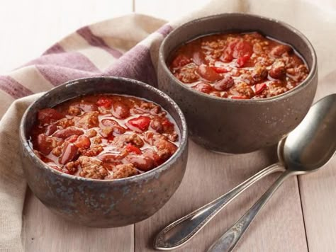 Chili Recipe Food Network, Classic Chilli, Best Chili Ever, Chili Starter, Cheap Easy Dinners, Cold Weather Recipes, Classic Chili Recipe, Burgers And Hot Dogs, Superbowl Food