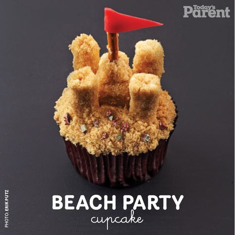 Ahh, how excited are you about summer being just around the corner? Make this beach party cupcake to celebrate. Sandcastle Cupcakes, Beach Ball Cake, Cupcakes Wallpaper, Flower Pot Cake, Kid Cupcakes, Creative Cupcakes, Valentine Desserts, Beach Themed Party, Wedding Cakes With Cupcakes