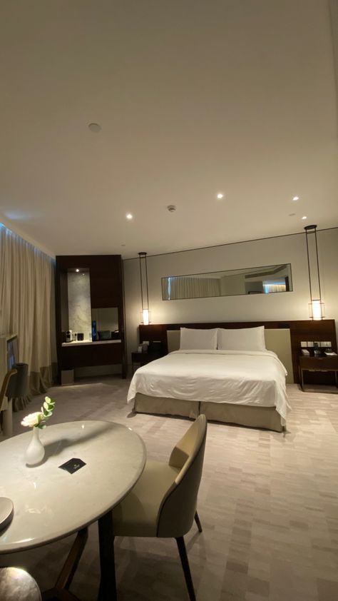 Dubai Hotel Room, Expensive Hotel Rooms, Hotel Room Aesthetic, Dubai Trip, Dubai Houses, Dubai Hotel, Dubai Travel, House Room, Hotel Room