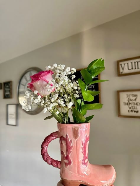 Funky Clay Vases, Boot Vase With Flowers, Ceramic Flower Vase Design, Cowboy Boot Ceramic Vase, Preppy Ceramics, Ceramic Vase With Handles, Ceramic Cowboy Boots Vase, Ceramic Pottery Vase Ideas, Pink Clay Crafts