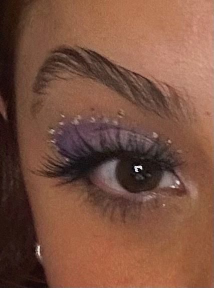 #euphoria #euphoriamakeup #makeup #purple #eyeshadow #eyemakeup #rhinestones #rhinstone #mua #cute #glittermakeup #makeuptutorial #fashion #aesthetic #makeupartist #makeuplover #purplemakeup Purple Makeup Concert, Sweet 16 Makeup Lavender, Glittery Purple Makeup, Hairstyles For Olivia Rodrigo Concert, Guts Concert Makeup, Olivia Rodrigo Eye Makeup, Purple Concert Makeup, Olivia Rodrigo Hairstyles Concert, Olivia Rodrigo Inspired Makeup