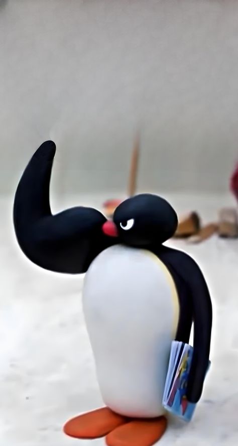 Pingu maromba 💪 Noot Noot Pingu Wallpaper, Pingu Reaction Pics, Pingu Wallpaper Aesthetic, Pingu Fanart, Pingu Icons, Funny Pingu, Pingu Wallpaper, Pingu Cute, Wallpaper Penguin