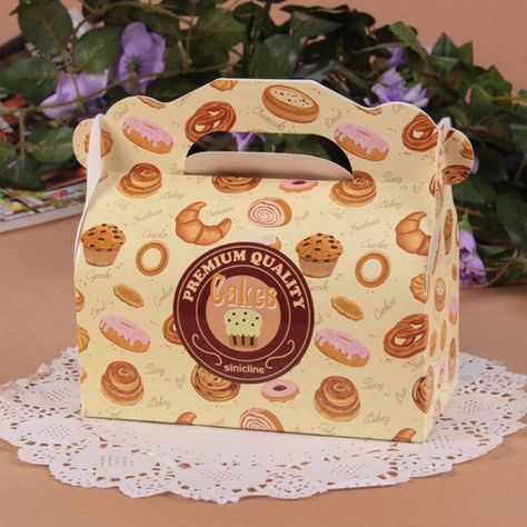 Pastry Shop Packaging, Birthday Cake Packaging Design, Bakery Boxes Packaging Aesthetic, Cute Cake Box Packaging, Bakery Packaging Design Inspiration, Bakery Merchandise Ideas, Pastry Box Packaging Design, Cake Box Design Packaging Ideas, Sweets Box Design Packaging