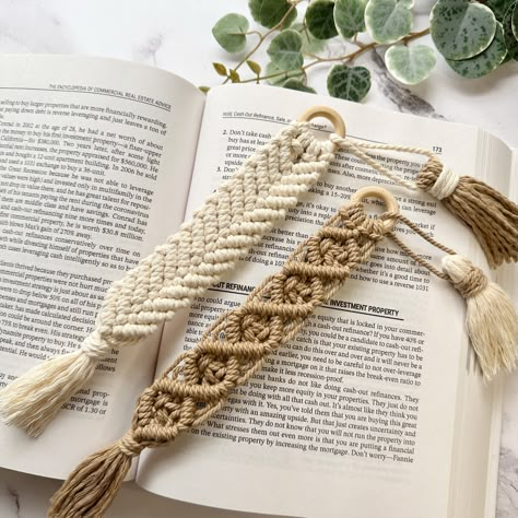 The Macrame Bookmark with a Tassel is a fine creation made of 100% cotton rope that adds a touch of elegance and style to the pages of your book. A perfect gift for book lovers, it is also ideal to gift one to each of your guests on a special occasion like weddings or as a bridal party favor. The bookmark comes in a classic design that showcases the ancient art of macrame workmanship, and the tassel at the end adds a playful flair to the design. Bookmarks Handmade Macrame, Teacher Macrame Gifts, Macreme Gifts, Macrame Book Cover, Macrame Gifts Diy, Macrame Bookmark Diy, Macrame Book Mark, Macrame Bookmark Tutorial, Macrame Gift Ideas