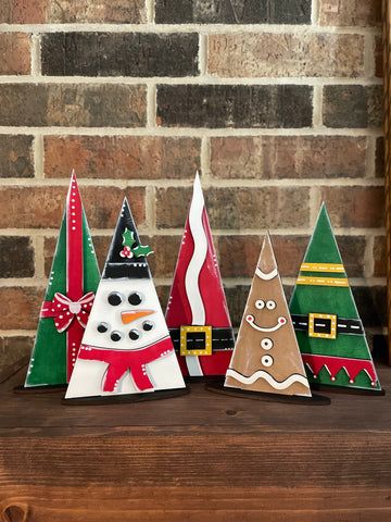 Triangle Wood Art, Wood Triangle Gnome, Triangle Scrap Wood Projects, Wood Triangle Crafts, Santa Crafts For Adults, Coffee Table Decor Simple, Elf Decorations Christmas, Triangle Santa, Christmas Shelf Decor Ideas