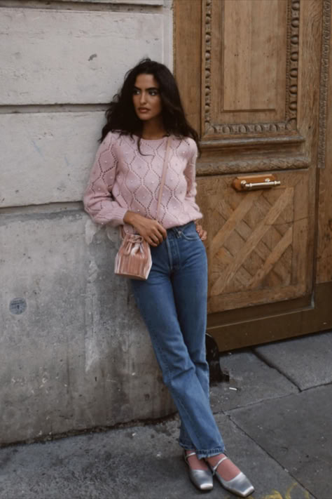 @junybreeze is wearing Sézane Federica pink powder jumper and micro Farrow pink velvet bag. The blue denim trousers and silver ballerinas are personal pieces. Chic Girl Outfits, Pink Style Outfit, Bella Hadid Streetwear, Back To School Uniform Outfits, Dusty Pink Outfits, Baggy Mom Jeans, College Formal, Back To School Uniform, Blush Outfit