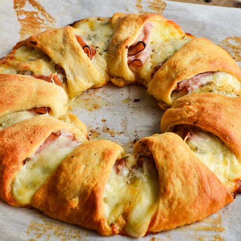 Ham And Crescent Roll Recipes, Ham And Cheese Ring Crescent Rolls, Appetizers With Leftover Ham, Crescent Roll Recipes Healthy, Ham Croissant Crescent Rolls, Crescent Roll Sandwich Ring, Crescent Rolls With Ham, Crescent Roll Recipes With Ham, Croissant Ring Recipe