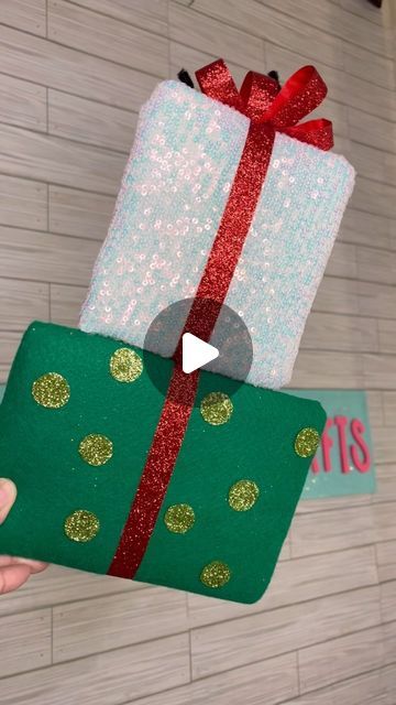 Latoya | Holiday Decor•Party Decor•DIY on Instagram: "✨Christmas wreath attachment Tutorial ✨  Let’s make this stacked present wreath attachment together 💁🏾‍♀️ this particular attachment will be featured on a Santa Christmas wreath listed in my shop. As you know each wreath from Coilygirlcraft will feature a handmade element made by this Coilygirl 💖 .  if you make one tag us, we would love to see it ,happy crafting" Christmas Wreath Attachments, Diy Wreath Attachments, Party Decor Diy, Door Hangers Diy, Instagram Christmas, Diy Party Decorations, Christmas Box, Santa Christmas, Christmas Wreath