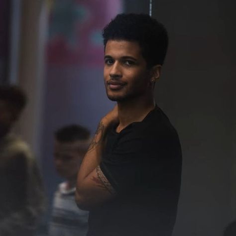 Jordan Fisher Aesthetic, Jordan Fischer, John Ambrose, Drawing Sunset, Jordan Fisher, Netflix Original Movies, Thomas Doherty, Actors Male, Cartoon Character Pictures