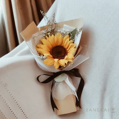 We will Open Pre Order for Mother's Day and Christmas 🎄 stay tuned 😉 One Sunflower Bouquet, Single Bouquet Flower, Bucket Wisuda, Wrapping Bouquets, Open Pre Order, Satin Bouquet, Flower Mothers Day, Sunflowers Bouquet, Single Flower Bouquet