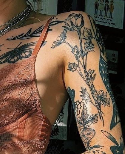 Woman With Tattoos, 16 Tattoo, Tattoos Geometric, Elegant Tattoos, Feminine Tattoos, Dope Tattoos, Simplistic Tattoos, Tattoo Placement, Piercing Tattoo