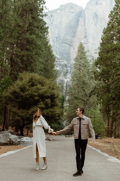 Engagement Pictures Park, Yosemite Couples Shoot, Yosemite National Park Engagement Photos, Sesion Save The Date, Engagement Photos In A Park, Save The Date Outfits, Save The Date Outfit Ideas, Save The Date Photoshoot Ideas, Fotos Save The Date