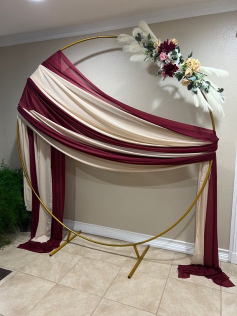 Maroon And Gold Wedding Backdrop, Maroon And Gold Party, Maroon Wedding Backdrop, Beige Wedding Theme, Dekor Lamaran, Wedding Colors Red, White Wedding Decorations, Cream Decor, Red Backdrop