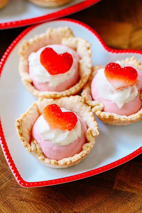 Strawberry Cream Cheese Filling, Strawberry Cream Cheese Pie, Superbowl Ideas, Mini Pie Crust, Mini Strawberry Cheesecake, Valentines Desserts, Strawberry Cream Pies, Savory Dessert, Fresh Strawberry Recipes