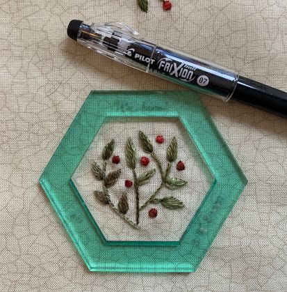 Kathy Schmitz Embroidery, Hexagon Embroidery, Embroidered Hexies, Epp Projects, Hexagon Projects, Hexagon Ideas, Hexagon Quilt Tutorial, Hexie Projects, Kathy Schmitz