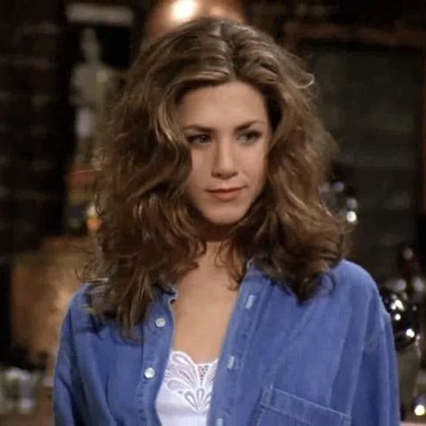 Rachel Green Season 1, Friends Season 1, Rachel Green Friends, Friends Outfit, Shoulder Length Layered, Layered Style, Rachel Green, Signature Look, Shoulder Length