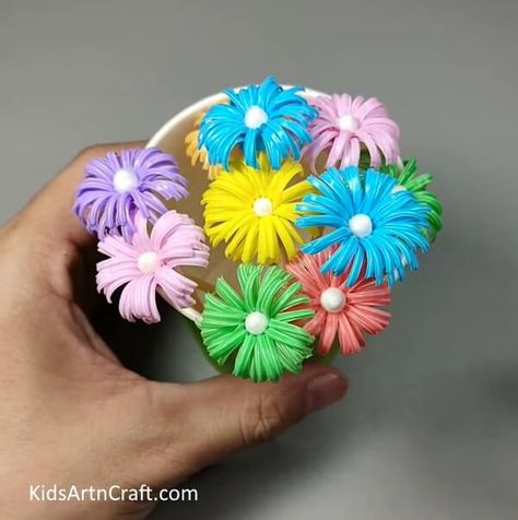 Drinking Straw Flower Craft Tutorial Check more at https://www.kidsartncraft.com/drinking-straw-flowers-craft-tutorial/ Drinking Straw Crafts, Straw Flowers, Straw Crafts, Flowers Craft, Flower Craft, Drinking Straw, Drink Straw, Kids Create, Craft Tutorial