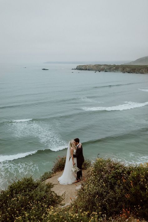 Wedding Dress For Beach, Couple Shoot Wedding, Big Sur Beach, Beach Wedding Elopement, California Elopement Locations, Bride And Groom Kiss, Pasadena Wedding, Cambria California, Cliff Wedding