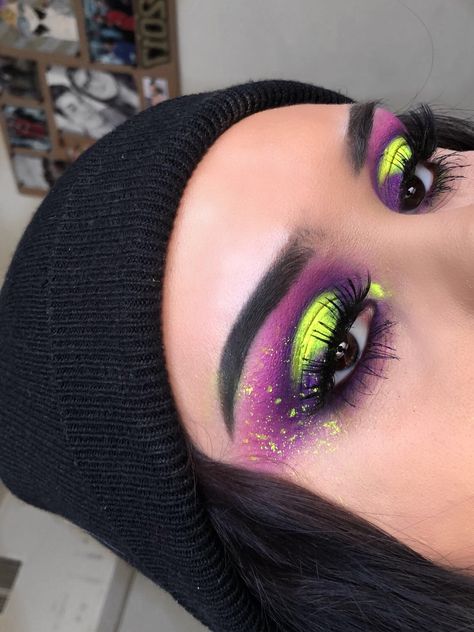 Purple neon green makeup look by artistic.lucyy on instagram 💜 Neon Rave Makeup, Cute Neon Makeup Looks, Green Eye Makeup Halloween, Black And Green Makeup Looks, Easy Neon Makeup, Purple And Green Eye Makeup, Halloween Makeup Looks Purple, Neon Witch Makeup, Green Purple Eye Makeup