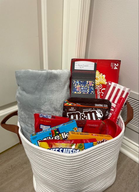 Gift Basket Movie Night, Movie Theater Basket Ideas, Movie Night Raffle Basket Ideas, Movie Date Basket, Movie Theater Gift Basket Ideas, Movie Night Raffle Basket, Popcorn Basket Gift Ideas, Popcorn Bucket Gift Ideas, Movie Themed Gift Basket