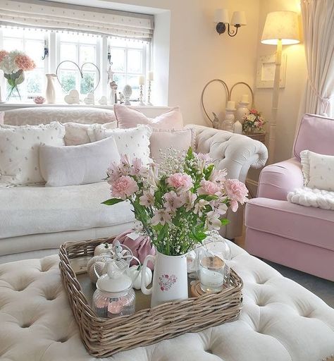 White And Pink Interior, Living Room Ideas Vintage, Room Ideas Vintage, Cottage Lounge, Spring Living Room Decor, Garden Living Room, Spring Living Room, Chic Garden, Shabby Chic Garden