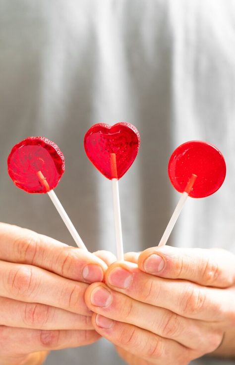 Super simple to put together and perfect around Valentine's Day, these homemade suckers are so holiday appropriate! Make them any flavor or color for any time of the year! | wyseguide.com #suckers #Valentines #candy Homemade Suckers, Isomalt Lollipops, Heart Lollipops, Large Lollipops, Valentines Day Candy, Heart Wedding Favors, Valentines Candy, Candy Decorations, Homemade Valentines