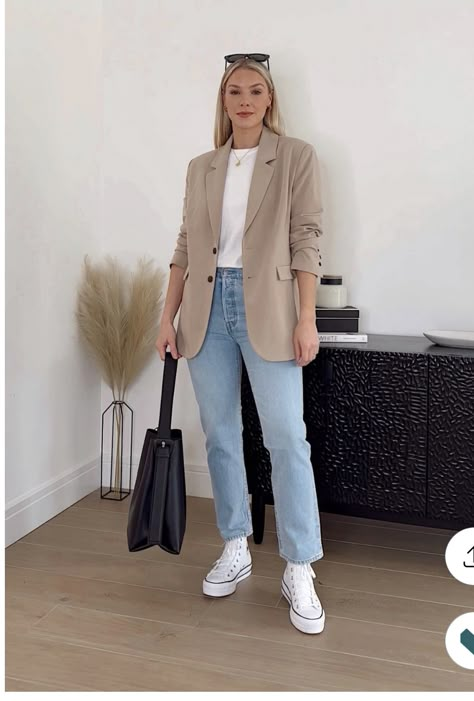 Cream Coat Outfit Spring, Cream Blazer Casual Outfit, Beige Blazer Styling Women, Beige Blazer Fall Outfit, Sand Blazer Outfit Woman, Light Jeans Work Outfit, Bussines Casual Women Outfits Jeans, Tan Blazer Outfits Women Casual, Cream Blazer Outfits For Women Casual