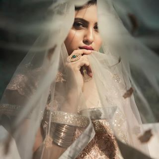 Sharee Photography, Anum Fayyaz, Saima Khan, Eid Photoshoot Ideas, Walima Dress, Bridal Photography Poses, Self Photography, Bride Photoshoot, Face Cut