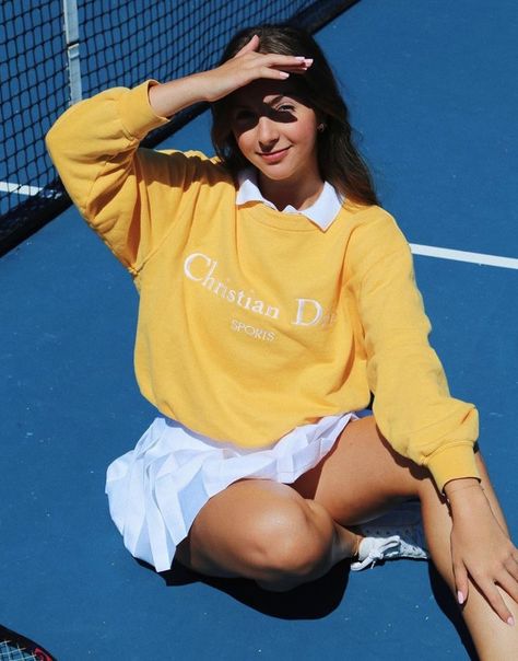 Mode Tennis, Tennis Skirt Outfits, Tennis Skirt Outfit, Yellow Clothes, Dance Tutorial, Tennis Fashion, Yellow Outfit, Yellow Sweatshirt, Pinterest Outfits