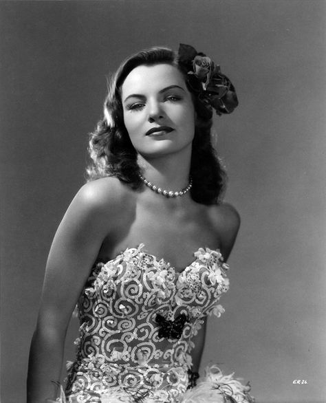 1943. Ella Raines. Photographer unknown. Ella Raines, Ella Bands Old Pictures, 1940s Movies, 1940s Women, Old Hollywood Movie, Olivia De Havilland, Woman Movie, Actrices Hollywood, Old Hollywood Glamour