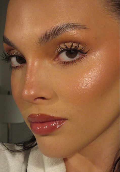 Dewy Blush Makeup, Glossy Makeup Look Dewy Skin, Dewy Natural Makeup, Dewy Summer Makeup, Light Glam, Glowy Makeup Look, Natural Glowy Makeup, Smink Inspiration, Kesha