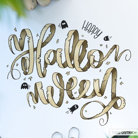 Für Halloween habe ich dieses etwas andere Ribbon Lettering erstellt. Statt perfekter Linien habe ich bewusst einige Details, wie zum Beispiel ausgerissene Stofffetzen, eingezeichnet. So hat das Handlettering eine Art „Mumien-Look“ bekommen und passt damit perfekt zu Halloween! #handlettering #lettering #ribbonlettering Halloween Calligraphy Hand Lettering, Ribbon Lettering, Halloween Calligraphy, Ribbon Font, Lettering Styles Alphabet, Calligraphy Tutorial, Halloween Letters, Halloween Fonts, Halloween Style