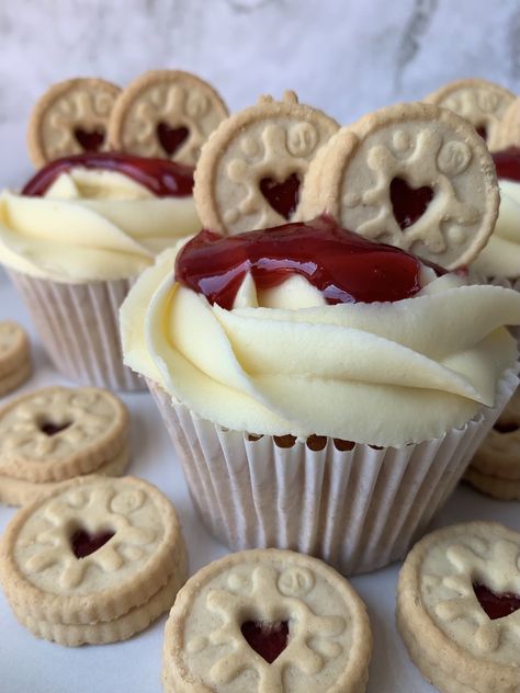 Kit Kat Cupcakes, Brown Sugar Cupcakes, Rolo Cupcakes, Biscoff Cupcakes, Food Decor, Valentines Cupcakes, Muffin Tray, Cupcake Designs, Raspberry Jam