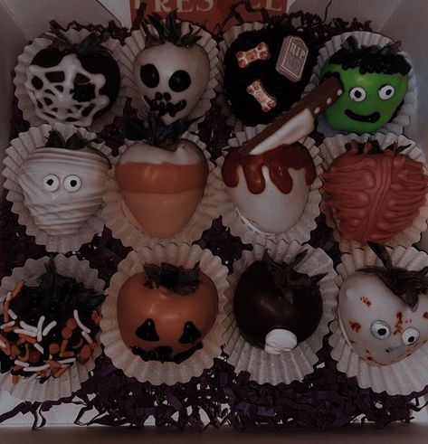 Creepy Snacks, Halloween Autumn Aesthetic, Waiting For Fall, I Love October, Halloween Fall Vibes, Halloween Bday Party, Halloween Core, Halloween Nostalgia, October Aesthetic