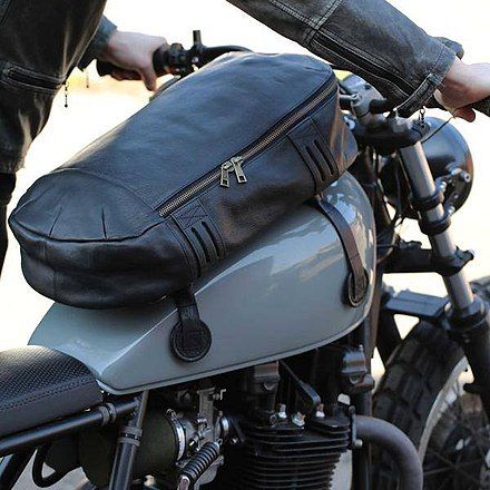 From Wikiwand: A tank bag held to the gas tank with magnetic fasteners Suzuki Ts125, Cafe Racer Parts, Bike Tank, Motorcycle Saddlebags, Leather Hip Bag, Cafe Racer Build, Scooters For Sale, Motorcycle Tank, Motorcycle Bag