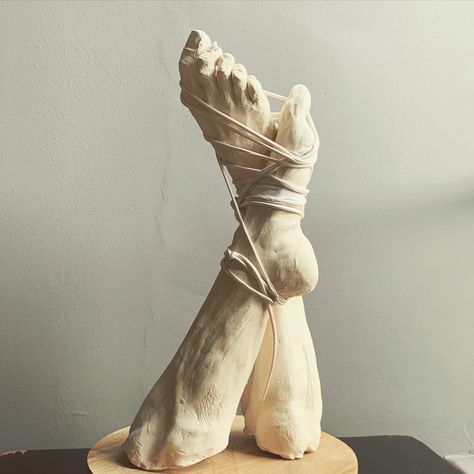 Sculpture in clay Oil Based Clay Sculpture, Rib Sculpture, Body Clay Art, Plaster Body Cast, Hand Sculptures, Casting Sculpture, Hands Sculpture, Sculpture Woman, Jesus Art Drawing