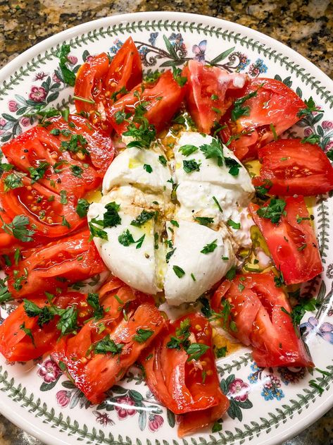 Italian blogger shares a low calorie summer salad recipe - Burrata Caprese Salad Salad Low Calorie, Burrata Recipes, Burrata Caprese Salad, Salad Calories, Burrata Caprese, Burrata Recipe, Burrata Cheese, Easy Party Food, Fruit Salad Recipes