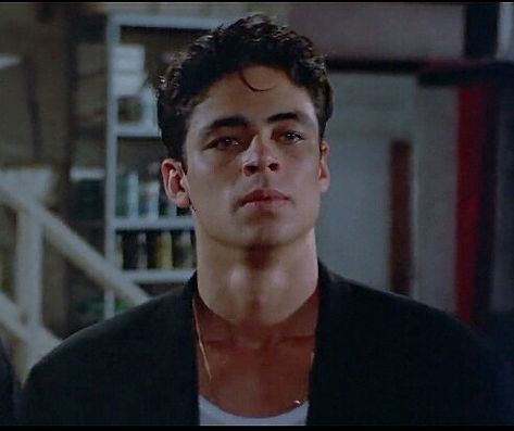 Benicia Del Toro 90s, Benicio Del Toro 90s, Toro Aesthetic, Benicio Del Toro Young, Interview Aesthetic, Man Actor, Latino Actors, 90s Men, Hot Actors